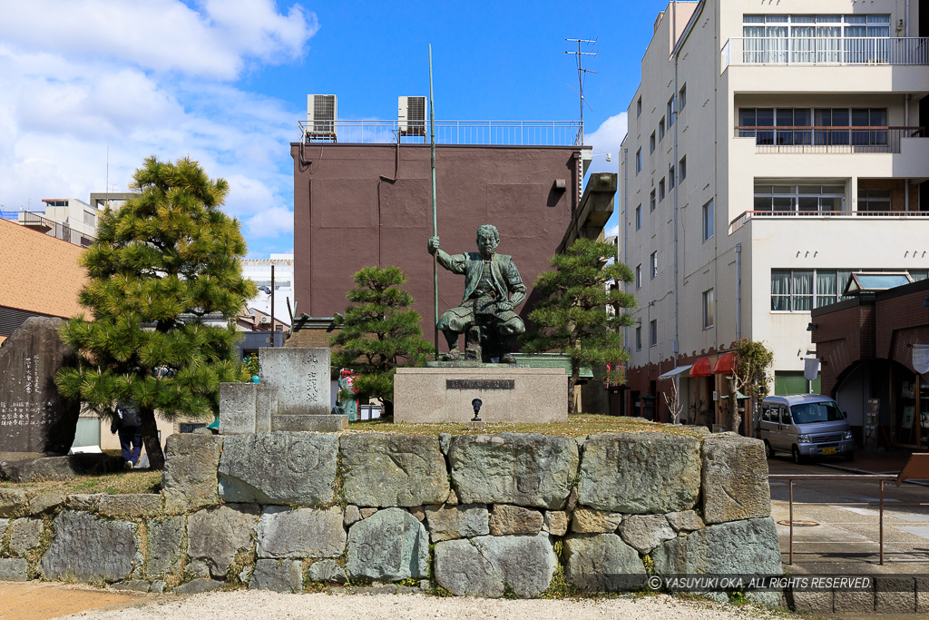 柴田勝家銅像