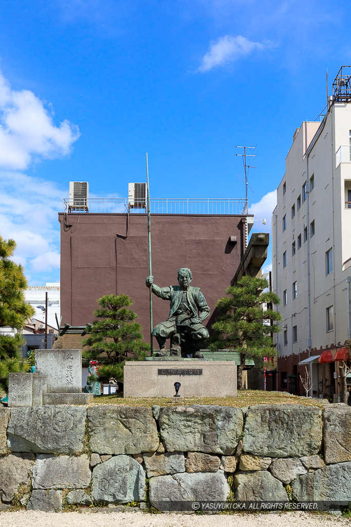 柴田勝家銅像