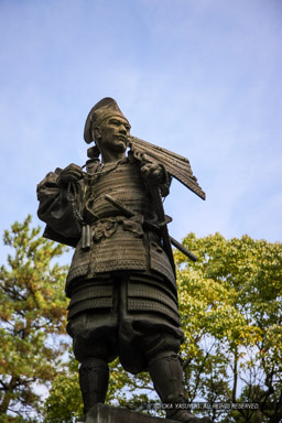 織田信長初陣の銅像・清州公園｜高解像度画像サイズ：3744 x 5616 pixels｜写真番号：1P3J5009｜撮影：Canon EOS-1Ds Mark III