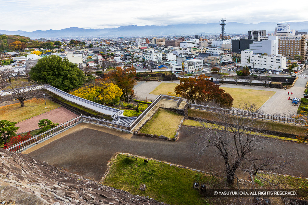 天守台から本丸帯曲輪と鍛冶曲輪