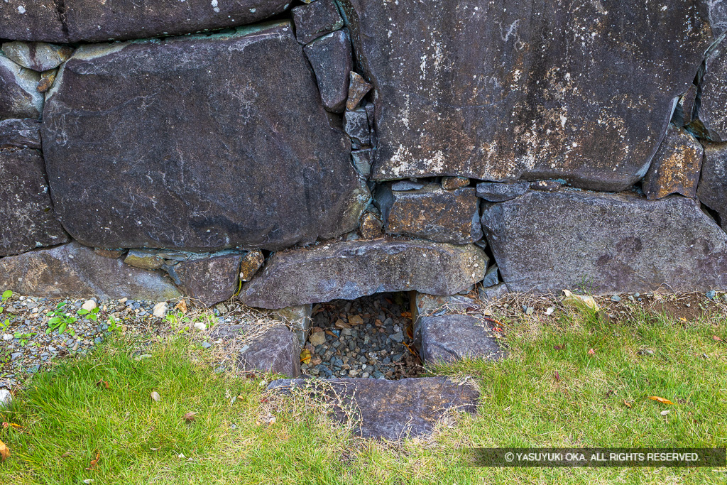本丸内側塁壁に見られる暗渠