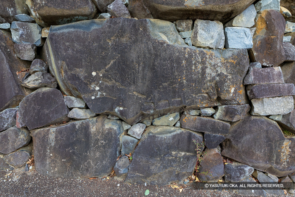 天守曲輪石垣の矢穴痕