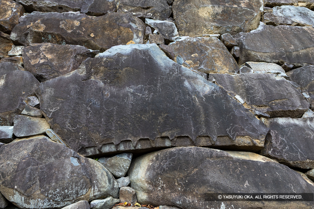 天守曲輪石垣の矢穴痕