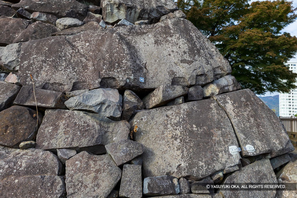 天守台南東隅の矢穴痕