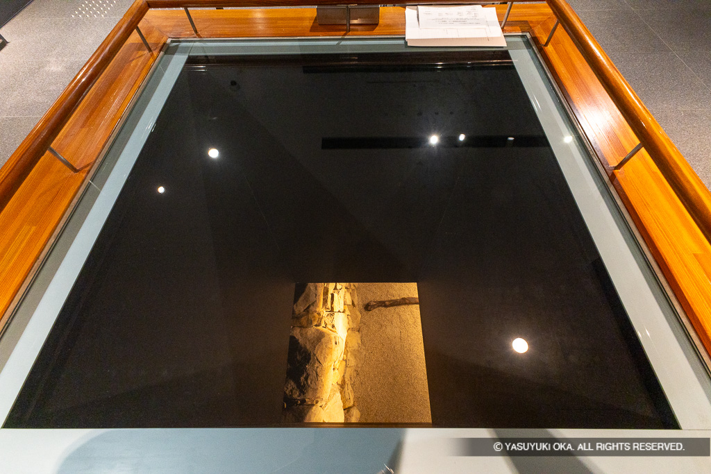 甲府城石垣展示室（1階からの覗き窓）