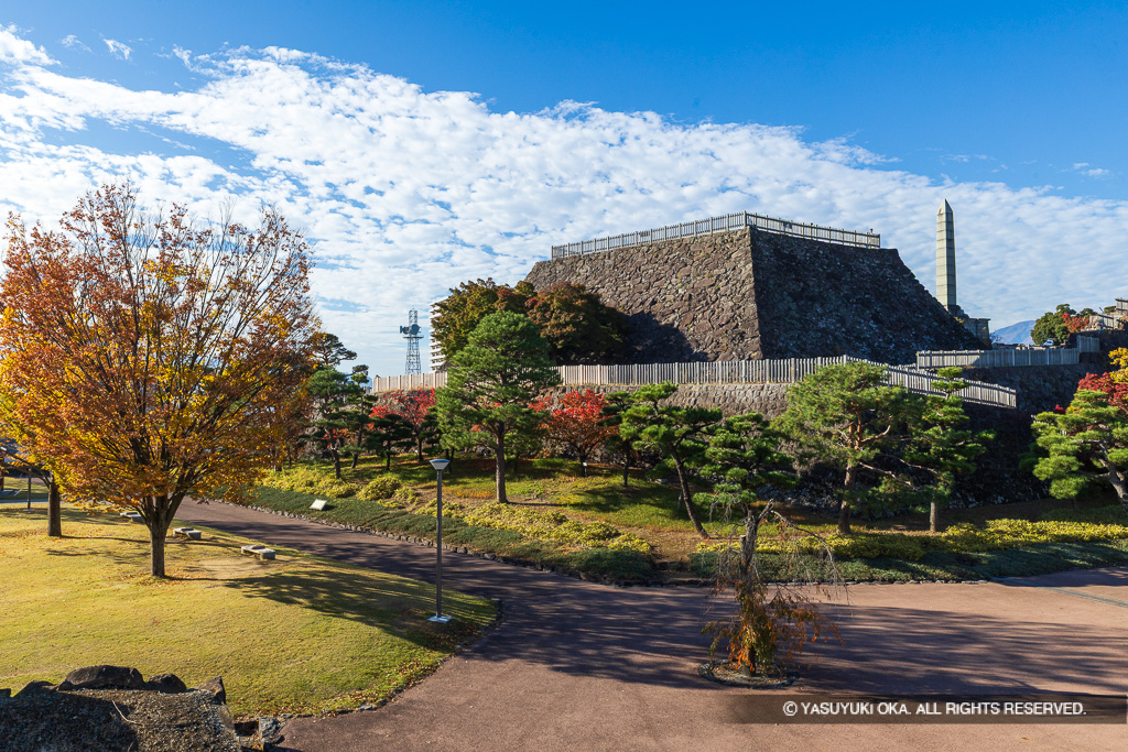 稲荷曲輪から本丸天守台