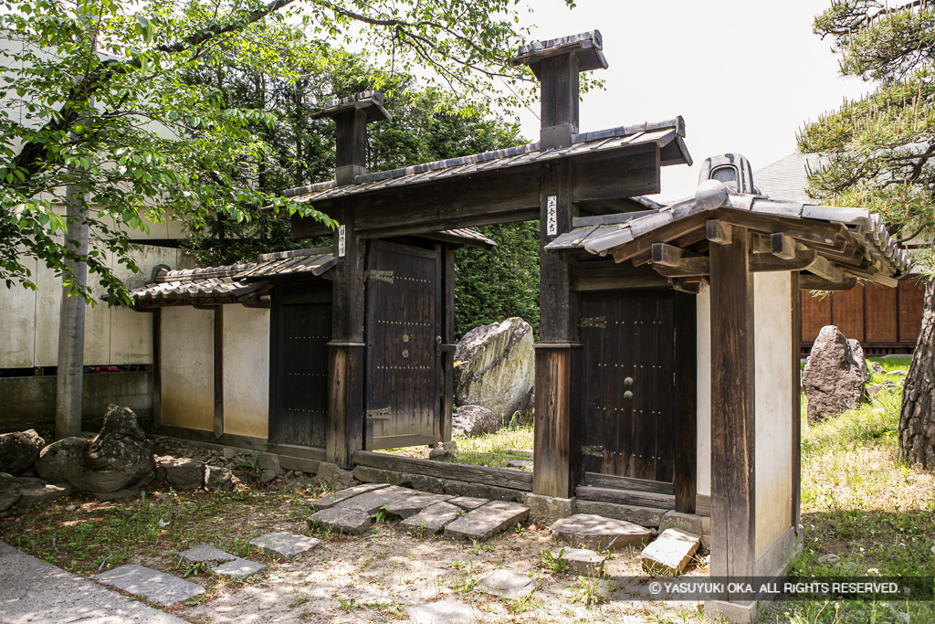 甲府城冠木門・移築城門（慶長院山門）
