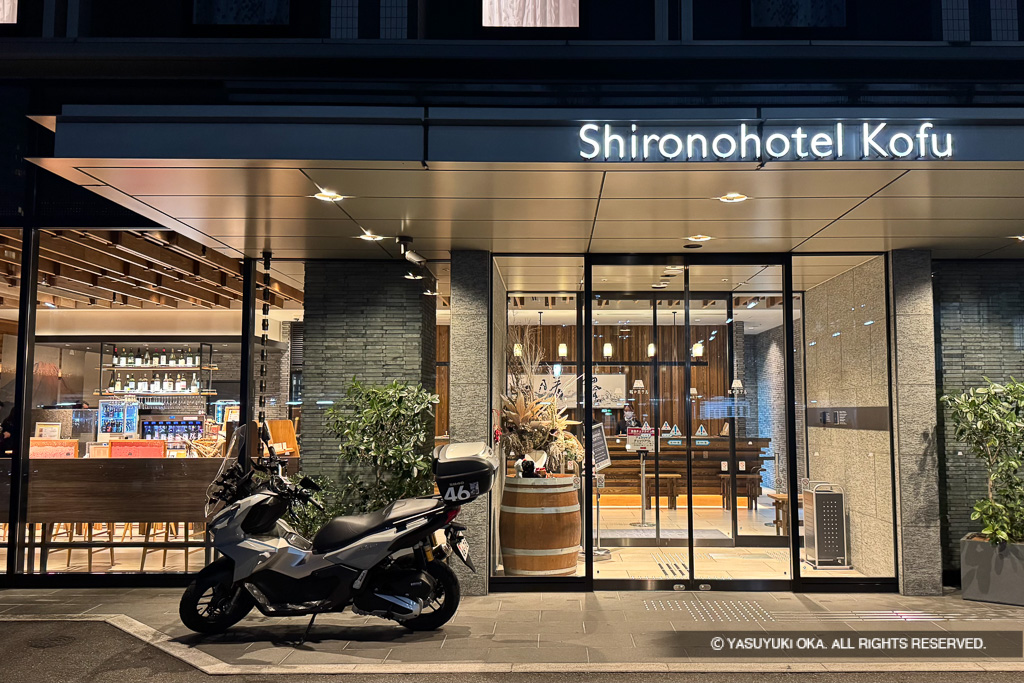 城のホテルとバイク