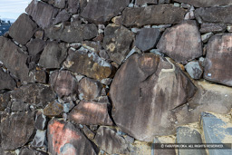 鏡石と矢穴 | 高解像度画像サイズ：8192 x 5464 pixels | 写真番号：6F1A4226 | 撮影：Canon EOS R5m2