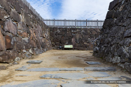 天守台の地階入口 | 高解像度画像サイズ：8192 x 5464 pixels | 写真番号：6F1A4228 | 撮影：Canon EOS R5m2