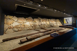 甲府城石垣展示室（地下） | 高解像度画像サイズ：8125 x 5419 pixels | 写真番号：6F1A4562 | 撮影：Canon EOS R5m2