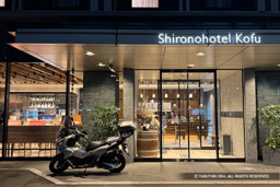 城のホテルとバイク | 高解像度画像サイズ:4820 x 3213 pixels | 写真番号:i2511_wab20 | 撮影:iPhone 15 Pro