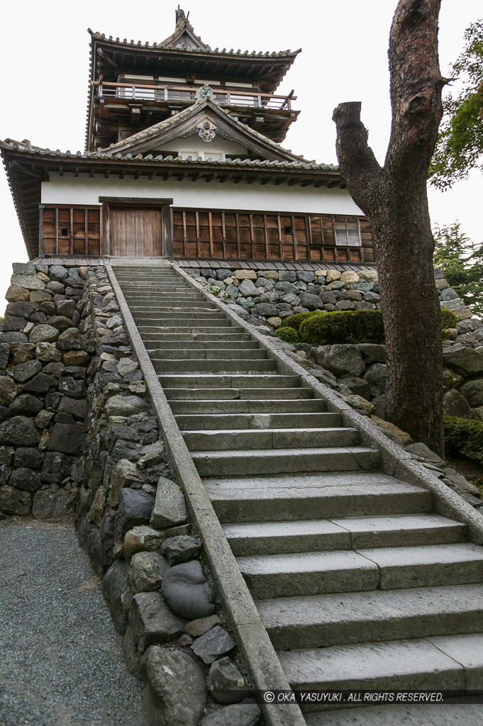 丸岡城天守入口への石段