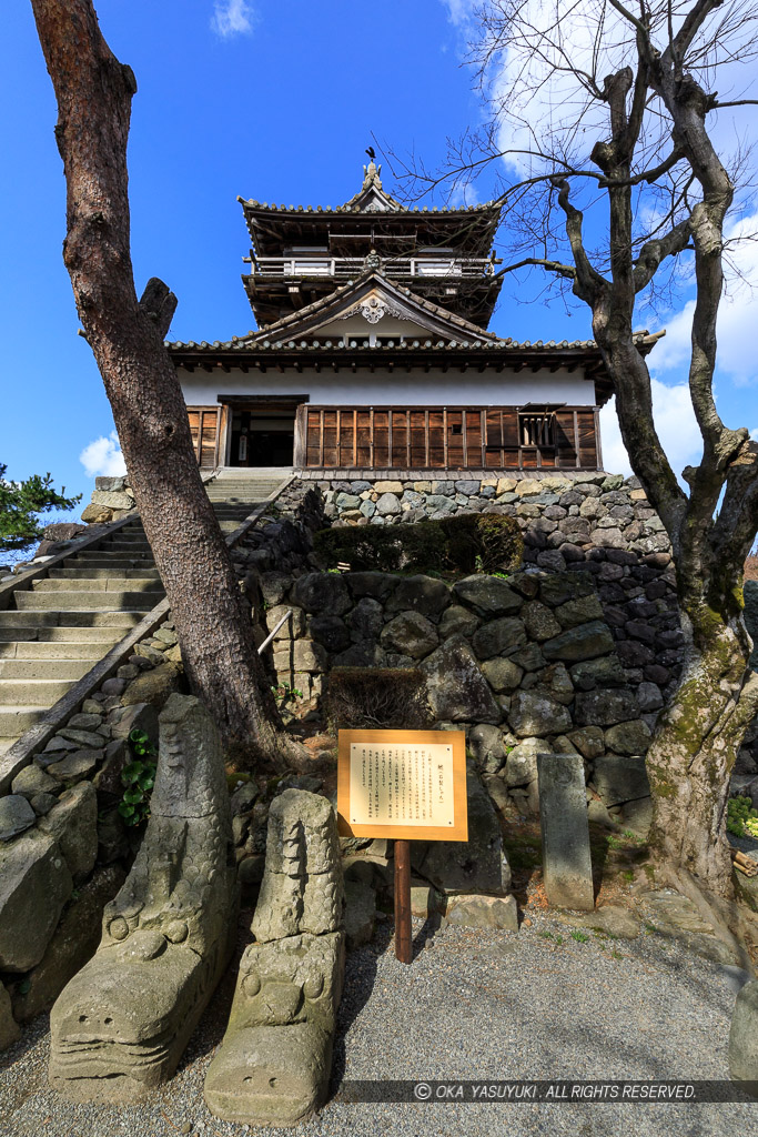 天守と笏谷石の鯱