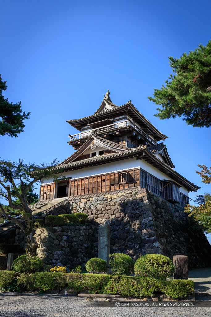 丸岡城の天守4縦アングル