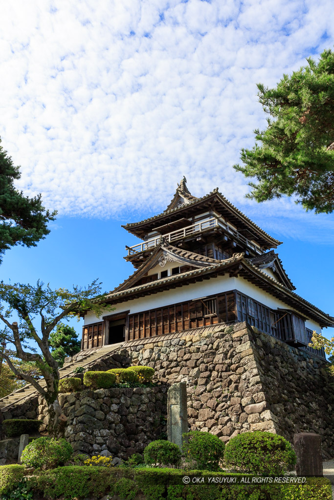 丸岡城の天守１縦アングル