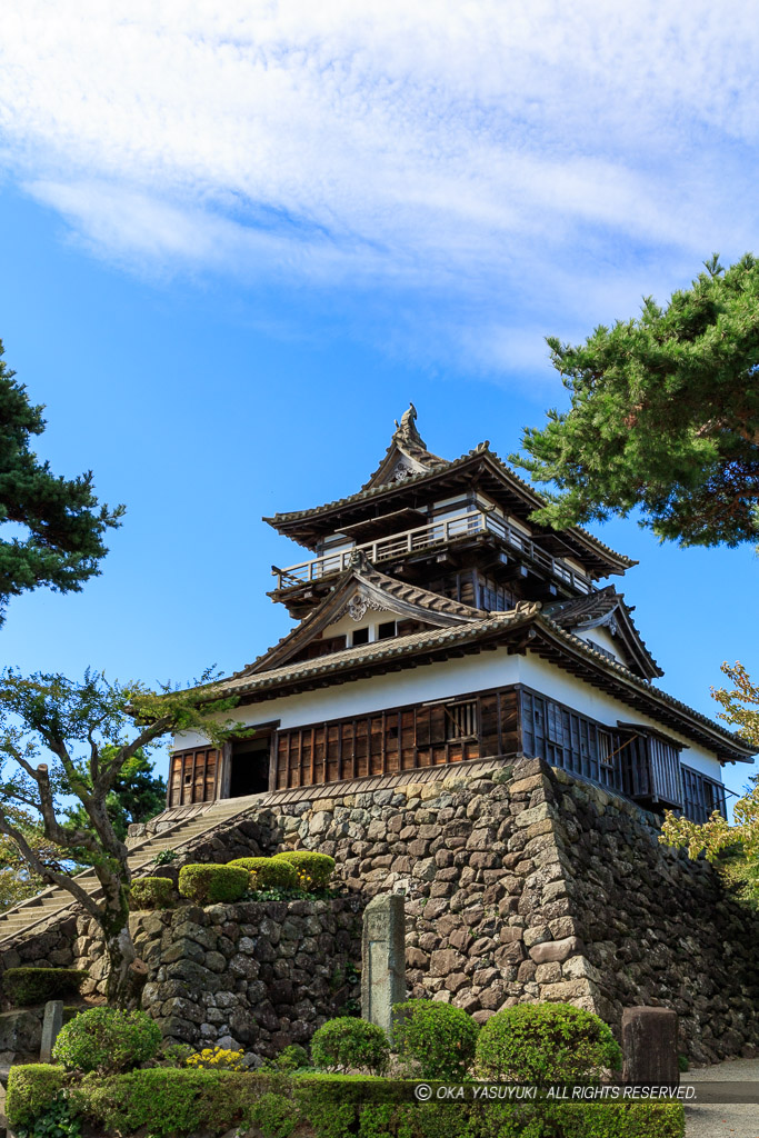 丸岡城の天守2縦アングル