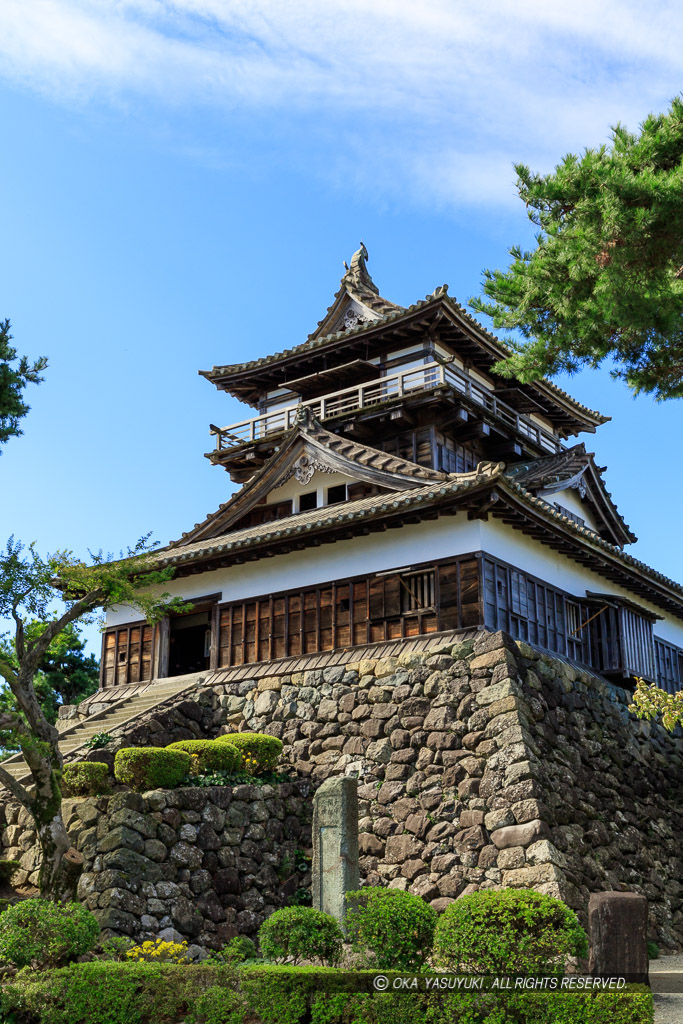 丸岡城の天守3縦アングル