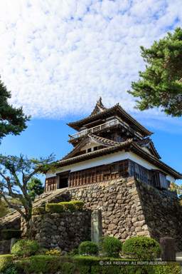 丸岡城の天守１縦アングル｜高解像度画像サイズ：5617 x 8426 pixels｜写真番号：5DSA1978｜撮影：Canon EOS 5DS