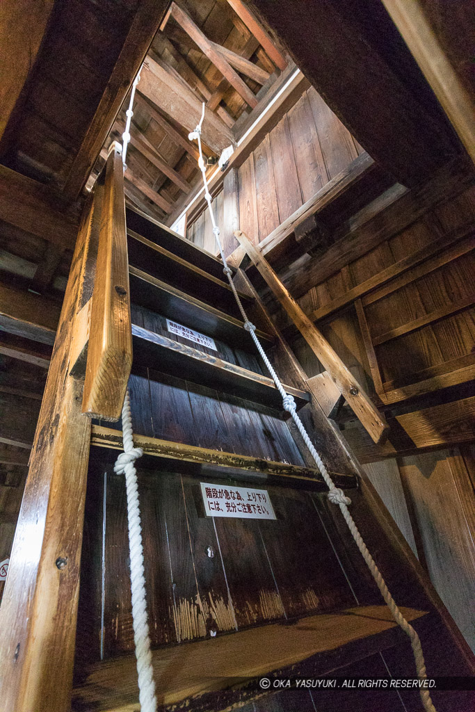 丸岡城傾斜角約65度の2階から3階への階段