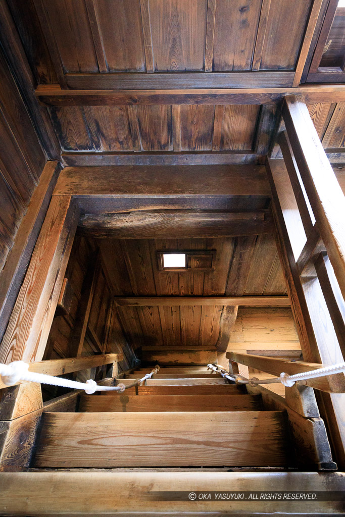 丸岡城傾斜角約65度の2階から3階への階段