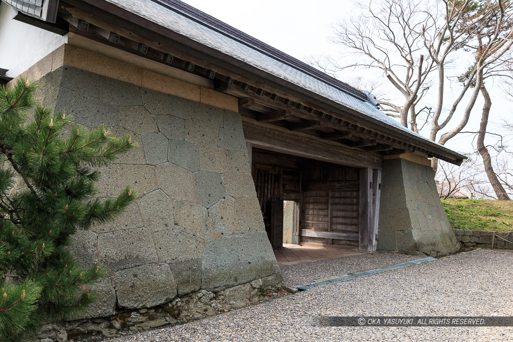 松前城の本丸御門城内側