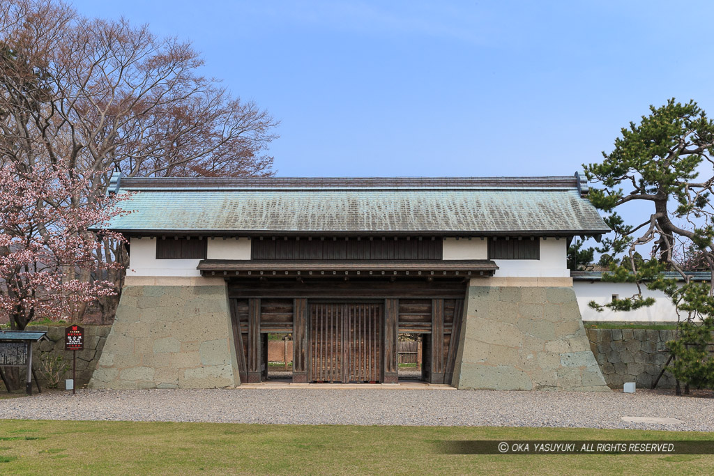 松前城の本丸御門