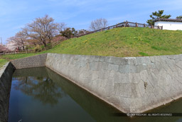 松前城二ノ丸土居と堀｜高解像度画像サイズ：5178 x 3452 pixels｜写真番号：1DX_9661｜撮影：Canon EOS-1D X