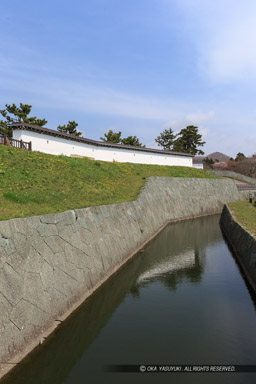 松前城二ノ丸土居と堀｜高解像度画像サイズ：3456 x 5184 pixels｜写真番号：1DX_9662｜撮影：Canon EOS-1D X