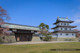 松前城の本丸御門・天守｜高解像度画像サイズ：4759 x 3175 pixels｜写真番号：1DX_9898｜撮影：Canon EOS-1D X