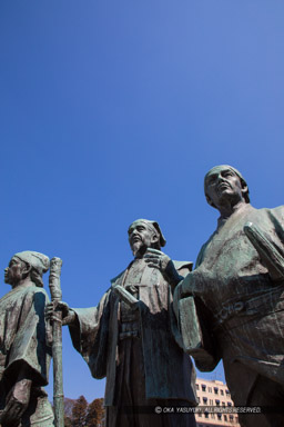 水戸黄門 助さん格さんの銅像|高解像度画像サイズ:4480 x 6720 pixels|写真番号:5D4A6091|撮影:Canon EOS 5D Mark IV