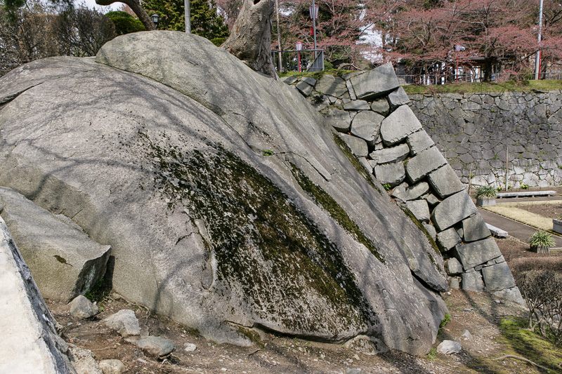 不明御門跡脇の巨石