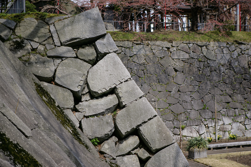 石垣の矢穴・淡路丸より本丸石垣