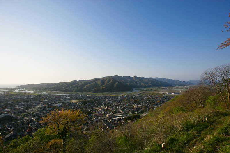 本丸から三面川と下渡城を望む