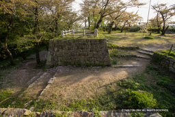 冠木門虎口と本丸 | 高解像度画像サイズ：4837 x 3225 pixels | 写真番号：VJ7Z4032 | 撮影：Canon EOS-1Ds Mark II