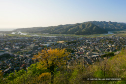 本丸から三面川と下渡城を望む | 高解像度画像サイズ:3363 x 2242 pixels | 写真番号:VJ7Z4036 | 撮影:Canon EOS-1Ds Mark II