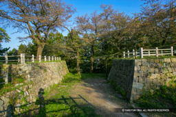 冠木門本丸虎口 | 高解像度画像サイズ：4992 x 3328 pixels | 写真番号：VJ7Z4067 | 撮影：Canon EOS-1Ds Mark II