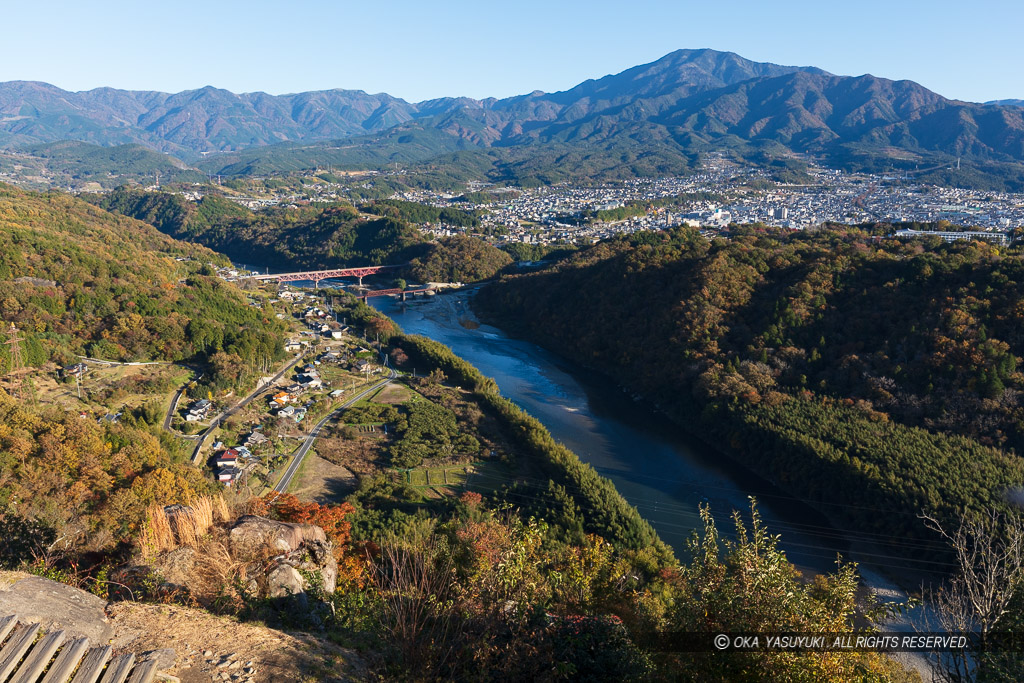 苗木城天守跡から眼下に木曽川・恵那山を望む