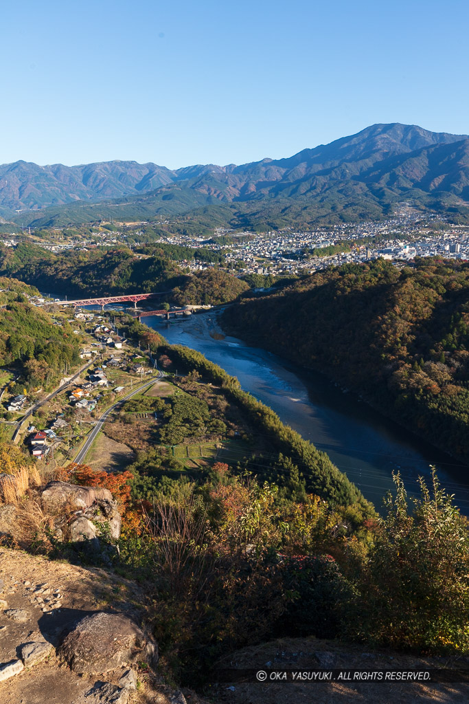 苗木城天守跡から眼下に木曽川・恵那山を望む