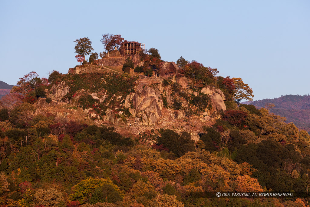 木曽川の城山大橋から城山を望む