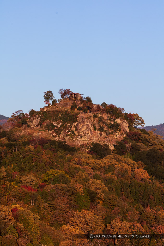 木曽川の城山大橋から城山を望む