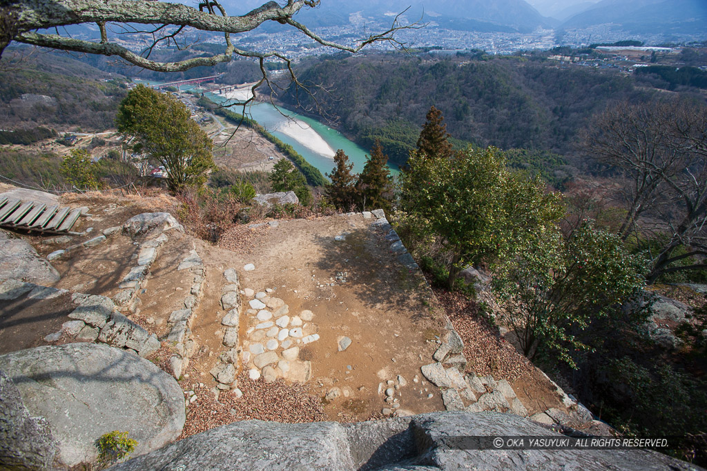 苗木城本丸跡・南側虎口・敷石・展望台建設前