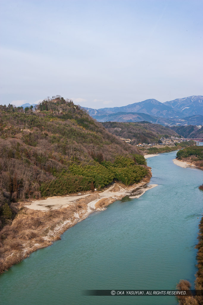 木曽川の城山大橋から城山を望む