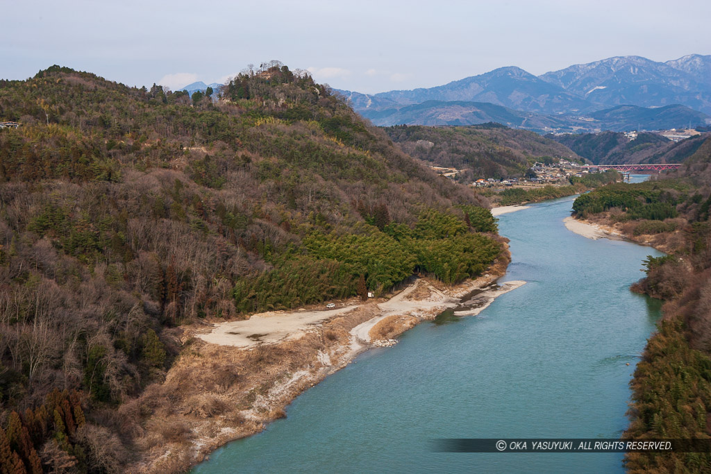 木曽川の城山大橋から城山を望む