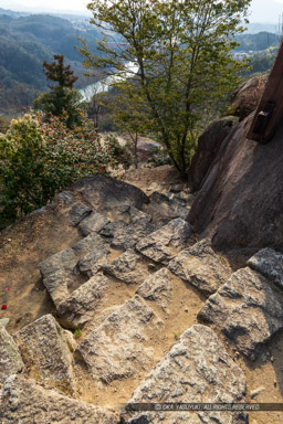 本丸から馬洗岩への石階段|高解像度画像サイズ:4480 x 6720 pixels|写真番号:5D4A7121|撮影:Canon EOS 5D Mark IV