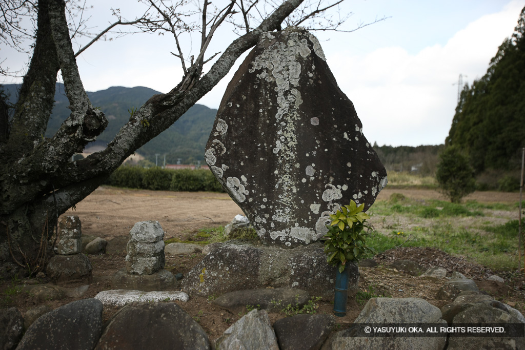 甘利郷左衛門尉信康の碑
