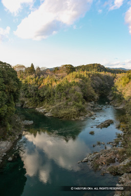 長篠城・豊川（寒狭川）と宇連川 | 高解像度画像サイズ：3744 x 5616 pixels | 写真番号：1P3J6532 | 撮影：Canon EOS-1Ds Mark III