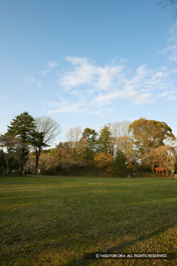 本丸跡 | 高解像度画像サイズ：1813 x 2720 pixels | 写真番号：1P3J6584 | 撮影：Canon EOS-1Ds Mark III