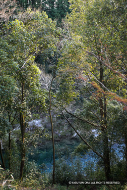 長篠城から豊川（寒狭川）を望む | 高解像度画像サイズ：1856 x 2784 pixels | 写真番号：1P3J6590 | 撮影：Canon EOS-1Ds Mark III