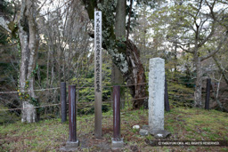 長篠合戦陣没両軍将士諸精霊位供養塔 | 高解像度画像サイズ：5587 x 3725 pixels | 写真番号：1P3J6599 | 撮影：Canon EOS-1Ds Mark III